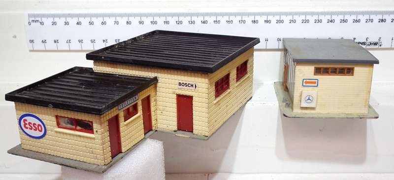 SCENERY HO: Service Station + Auto Spares Shop in Fair Used Condition.