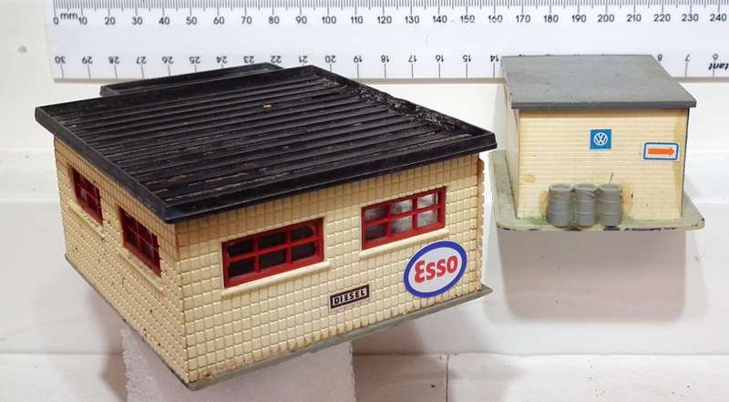 SCENERY HO: Service Station + Auto Spares Shop in Fair Used Condition.