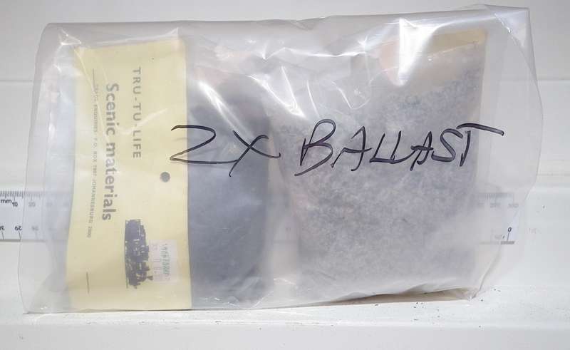 SCENERY HO: 2x Bags(+/_ 1Kg) of Different Colors Scatter Material in Good Condition.