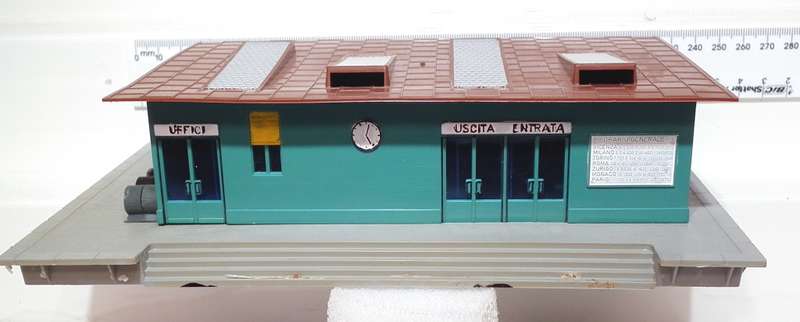 LIMA HO:  Detailed Plastic Trackside Storage Depot in Good Used Condition.(Italy)
