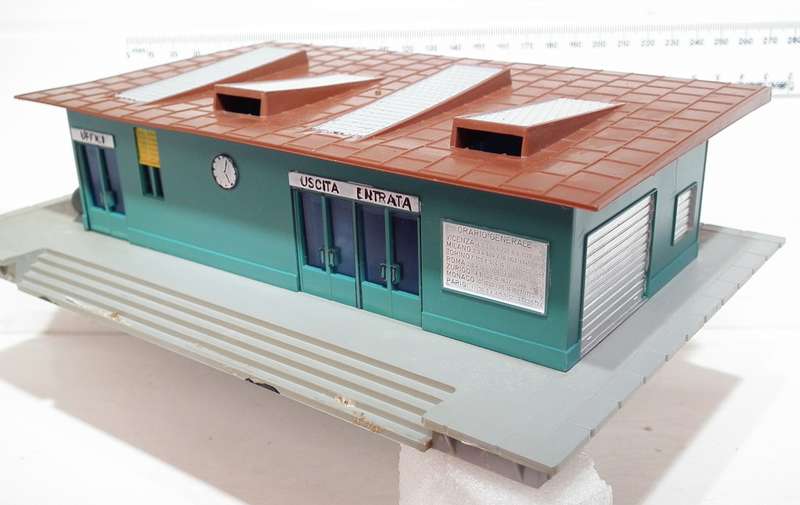 LIMA HO:  Detailed Plastic Trackside Storage Depot in Good Used Condition.(Italy)