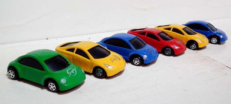 SCENERY HO:  6x Plastic Cars For train Load in Good Condition.