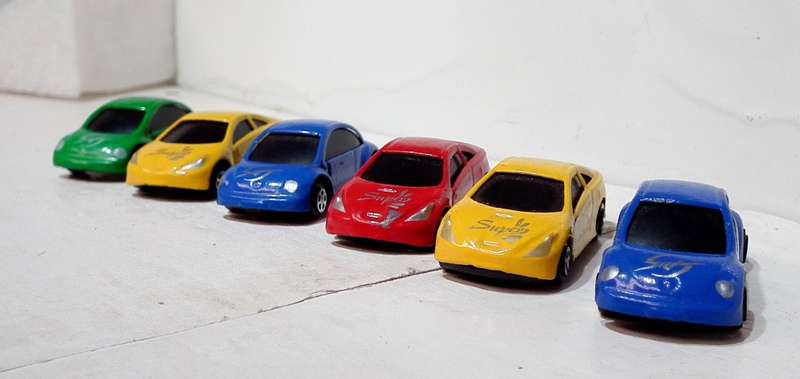 SCENERY HO:  6x Plastic Cars For train Load in Good Condition.