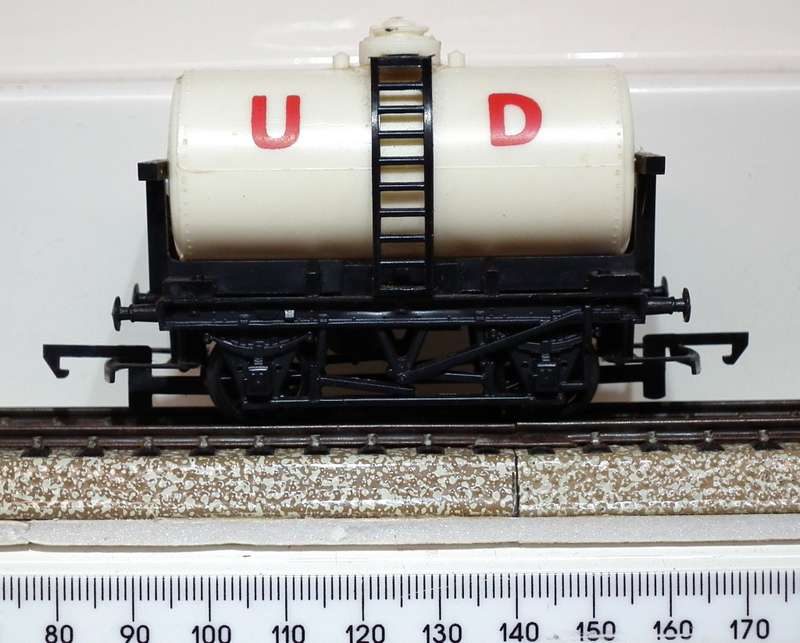 TRI-ANG OO:   Vintage English Tanker Car in Good Un-boxed condition(England)