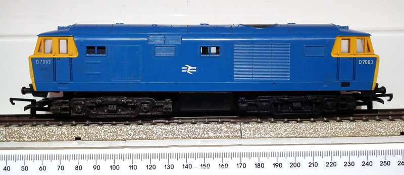 TRI-ANG OO: Vintage R.758 B.R. HYMEK DIESEL HYDRAULIC LOCO in Good Running Condition. (England)