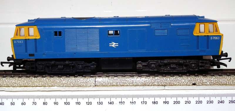 TRI-ANG OO: Vintage R.758 B.R. HYMEK DIESEL HYDRAULIC LOCO in Good Running Condition. (England)