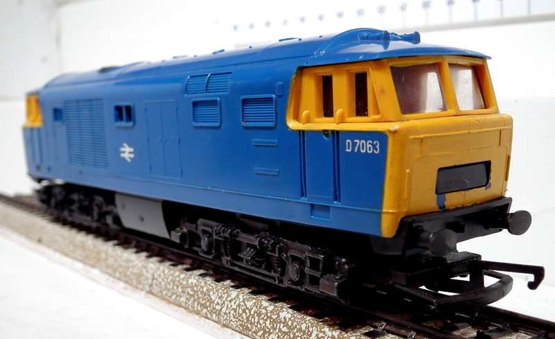TRI-ANG OO: Vintage R.758 B.R. HYMEK DIESEL HYDRAULIC LOCO in Good Running Condition. (England)