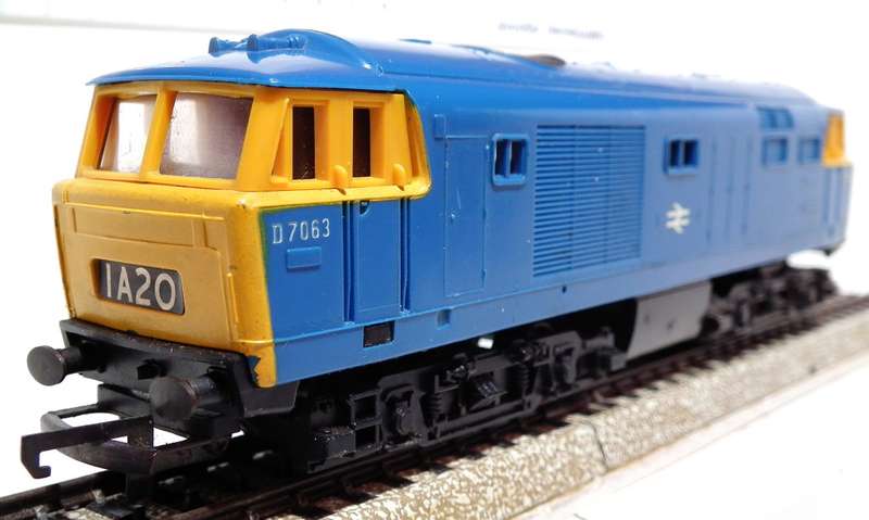 TRI-ANG OO: Vintage R.758 B.R. HYMEK DIESEL HYDRAULIC LOCO in Good Running Condition. (England)