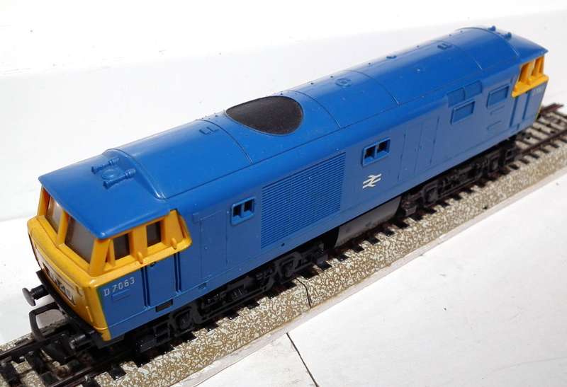 TRI-ANG OO: Vintage R.758 B.R. HYMEK DIESEL HYDRAULIC LOCO in Good Running Condition. (England)