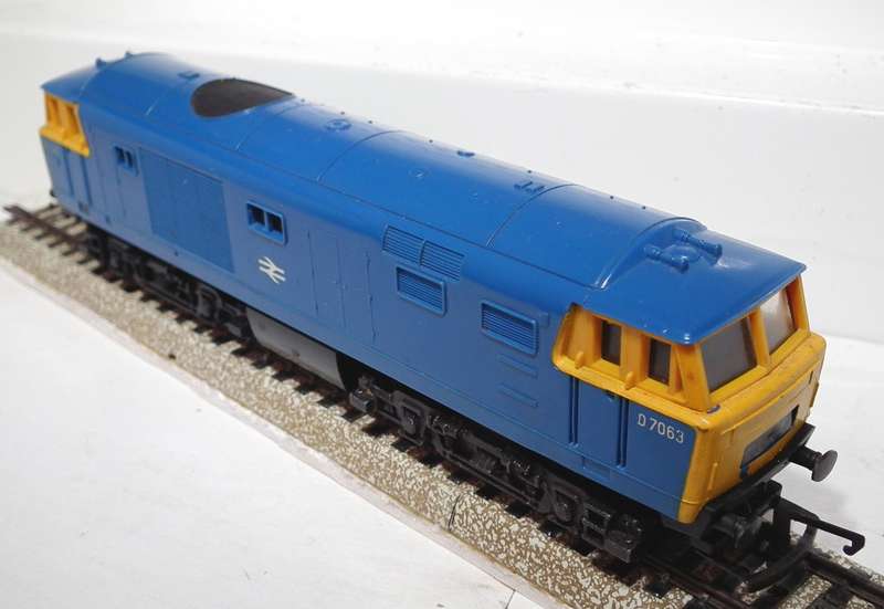 TRI-ANG OO: Vintage R.758 B.R. HYMEK DIESEL HYDRAULIC LOCO in Good Running Condition. (England)