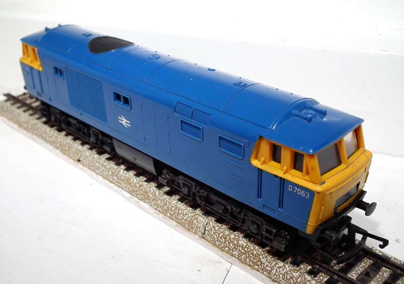 TRI-ANG OO: Vintage R.758 B.R. HYMEK DIESEL HYDRAULIC LOCO in Good Running Condition. (England)