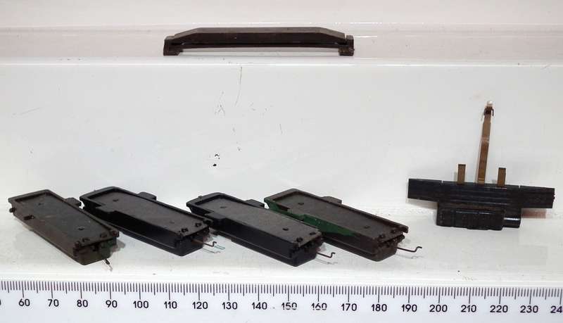 TRI-ANG OO: 4x Point Motors + 1x Power Connector + 1x Uncoupler in Fair Used Condition.(Eng)