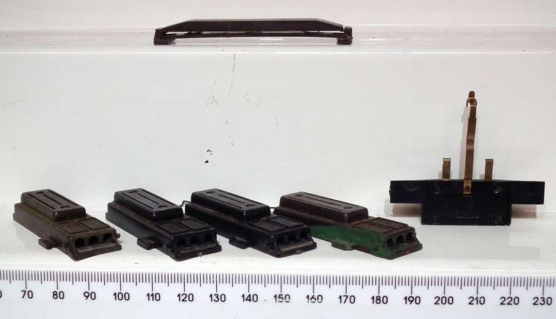 TRI-ANG OO: 4x Point Motors + 1x Power Connector + 1x Uncoupler in Fair Used Condition.(Eng)