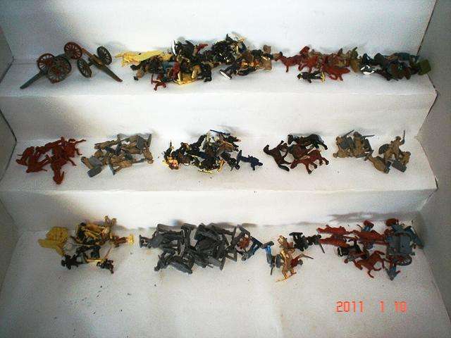 CRAZY R5 AUCTION: AMERICAN SOLDIERS: More or less 80 unpainted & partly painted plastic figures.