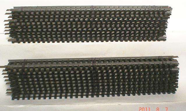HO LIMA TRACK: 20pc; Strait track in a fair condition. (Made in Italy)