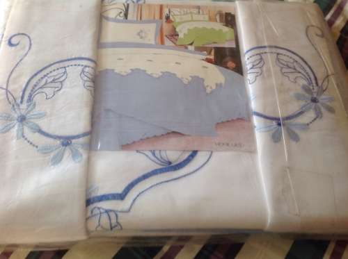 Stunning new range queen size duvet sets (Last one of its kind) RED HOT!!!!!!