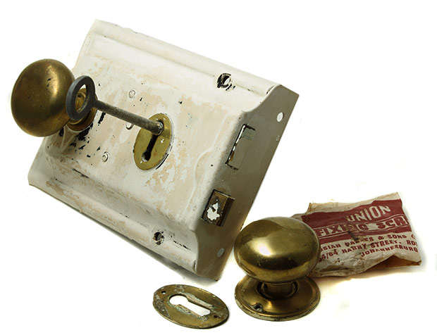 Vintage Door lock set with brass knobs and trim *** With key and hardware ! ***