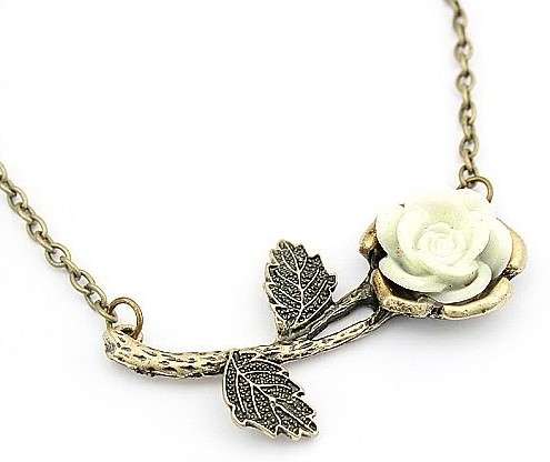 Crazy Wednesday Auction R1 start - Rose pendant antique gold and white rose