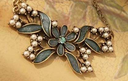 Crazy Wednesday Auction R1 start - Antique gold, blue enamel and white tiny pearl necklace
