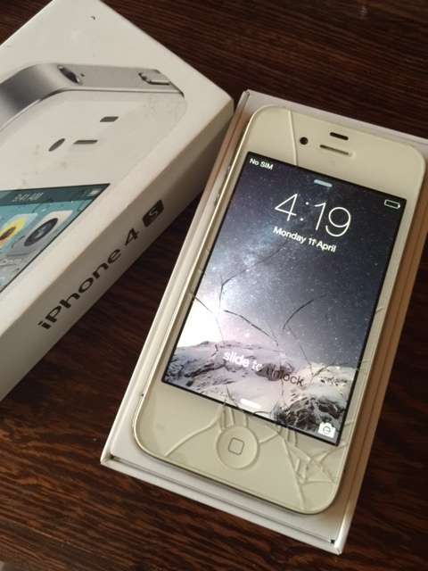 iPhone 4S 16 GB Cracked Screen!!!