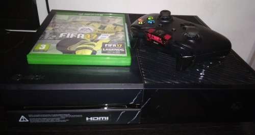 XBOX ONE 1TB + FIFA 17 - 9 Months Old