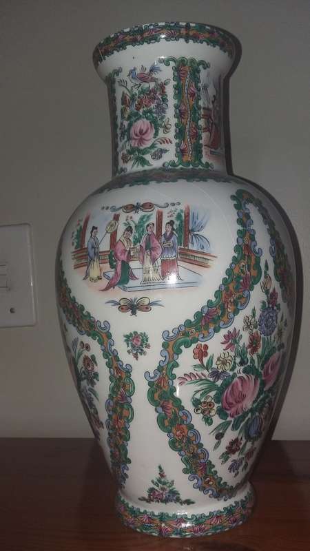 AMAZING LARGE CHINESE PORCELAIN FAMILLE VASE - SIGNED!!