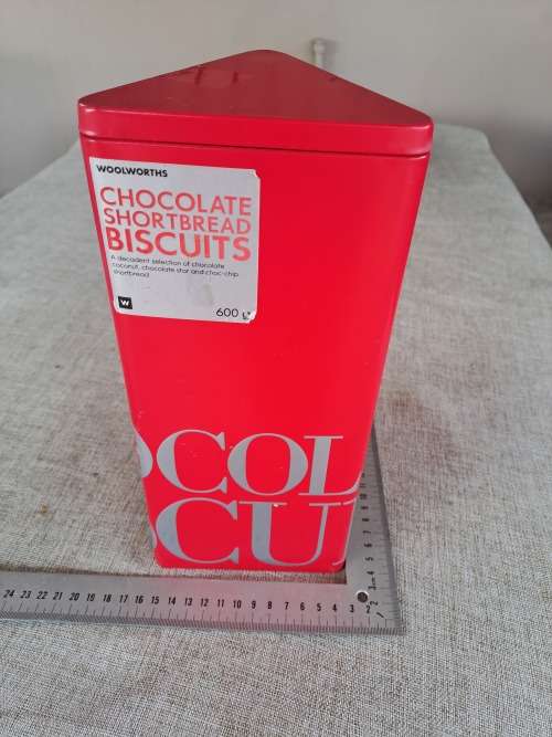 Shortbread biscuit tin - red - triangle