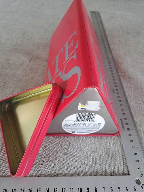 Shortbread biscuit tin - red - triangle
