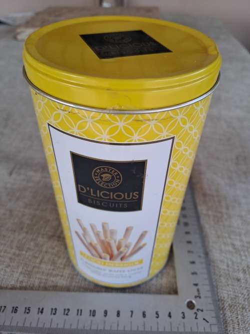 Biscuits tin - delicious yellow