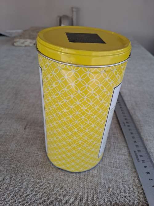 Biscuits tin - delicious yellow