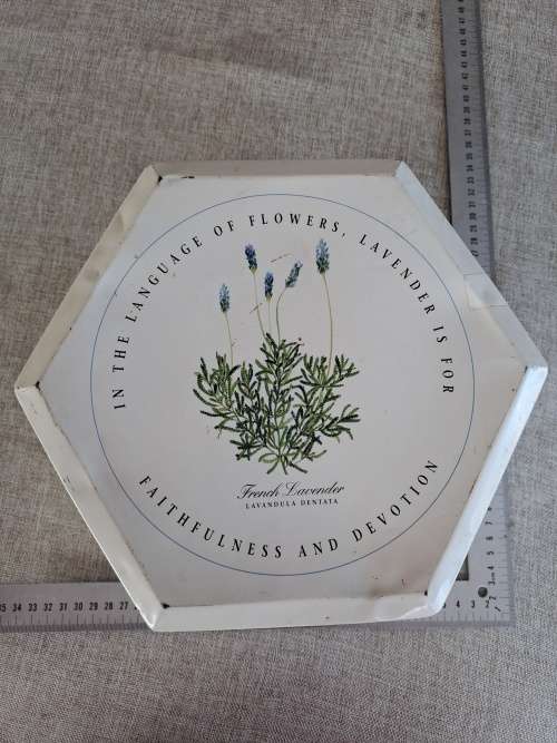 Biscuit tin - flowers - white