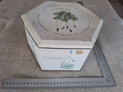Biscuit tin - flowers - white