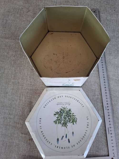Biscuit tin - flowers - white