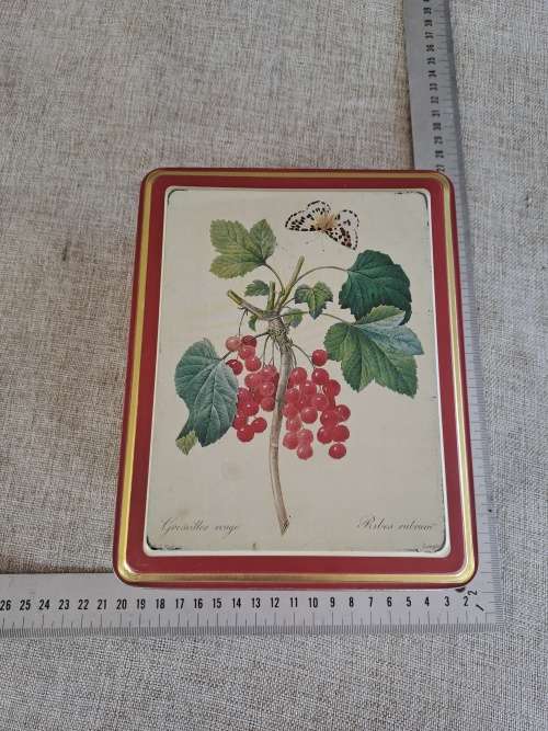 Biscuit tin -  berries - white / red
