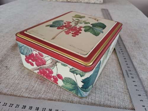 Biscuit tin -  berries - white / red