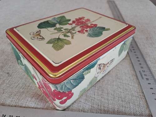 Biscuit tin -  berries - white / red
