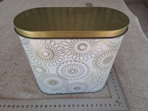 Biscuit tin - white / gold
