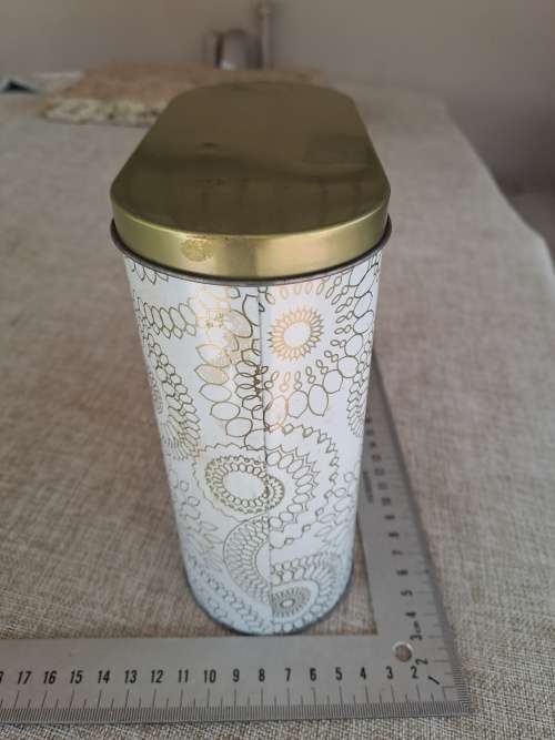 Biscuit tin - white / gold
