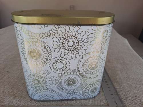 Biscuit tin - white / gold