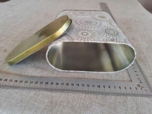Biscuit tin - white / gold