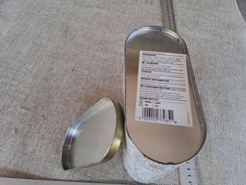 Biscuit tin - white / gold