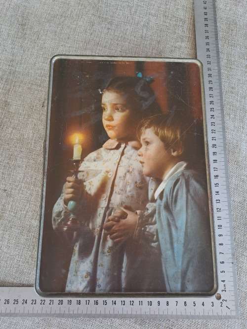 Biscuit tin - children painting