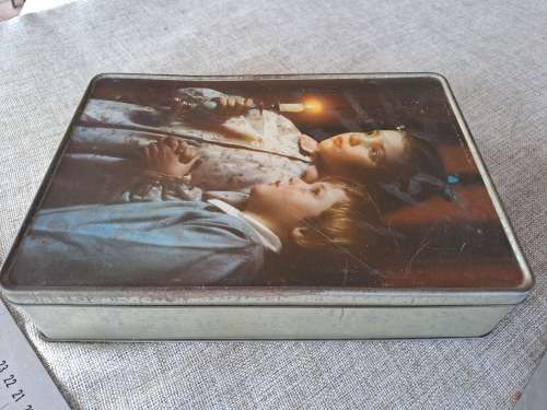 Biscuit tin - children painting