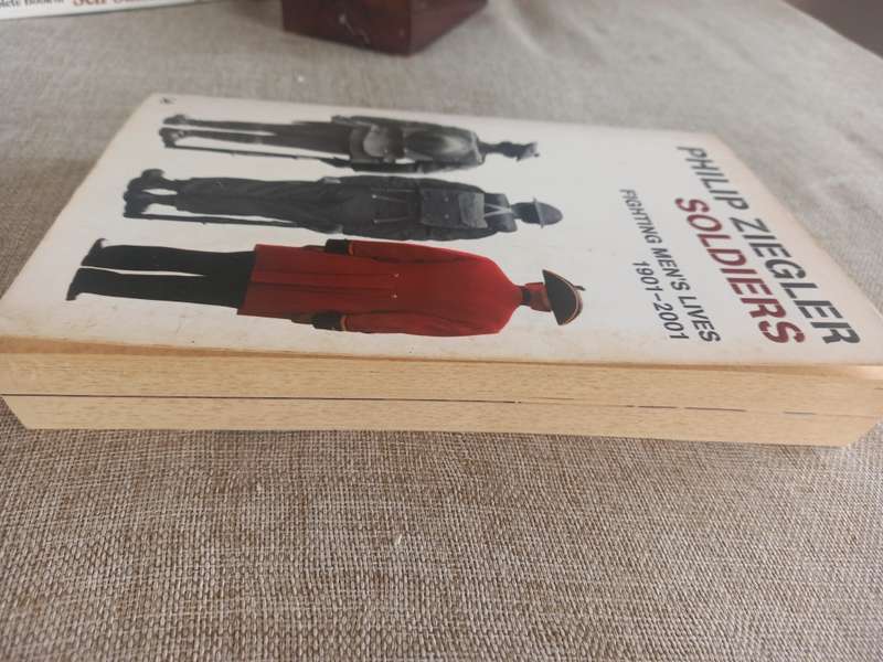 Soldiers - fighting mens lives 1901 - 2001 - Philip Ziegler