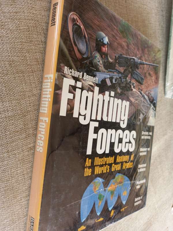 Fighting Forces- an illustrated anatomy of the worlds great armies - Richard Bennett