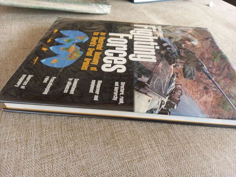 Fighting Forces- an illustrated anatomy of the worlds great armies - Richard Bennett