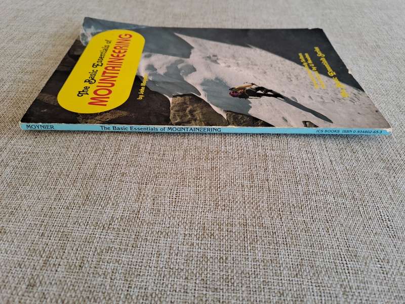The Basic Essentials of Mountaineering (The Basic Essentials Series) - John Moynier