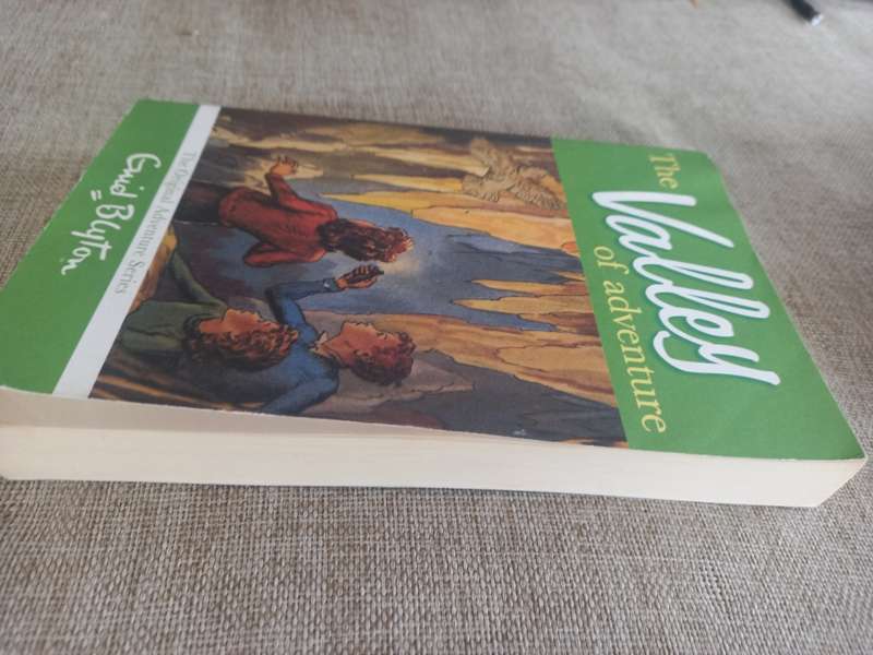 The Valley of Adventure - Enid Blyton