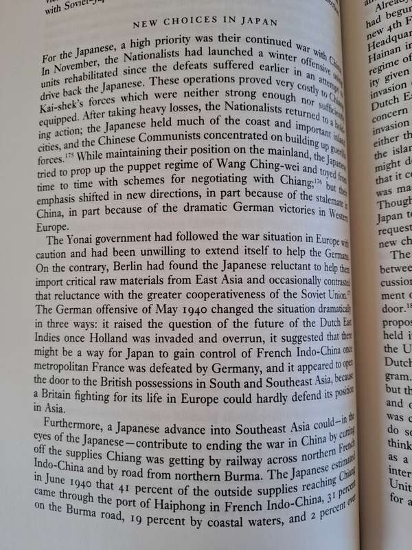 A World At Arms - A Global History of World War II - Gerhard L. Weinberg