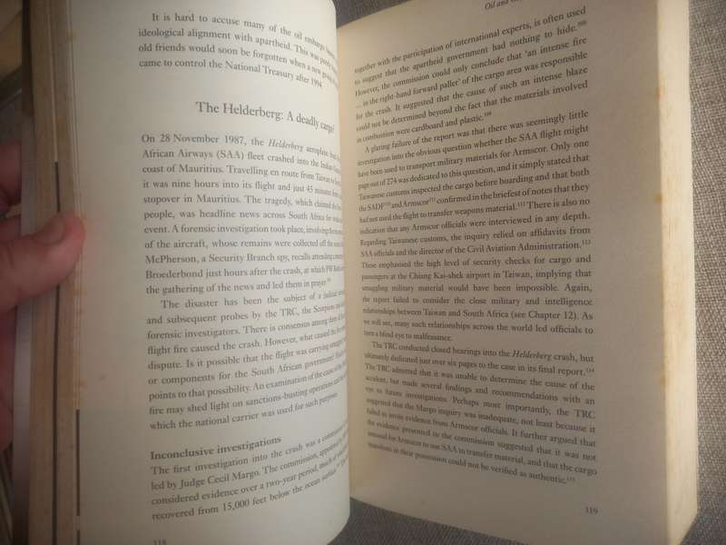 Apartheid Guns and Money: A Tale of Profit - Hennie van Vuuren